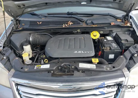 2013 Chrysler Town & Country Touring-L z USA, uszkodzony, nr VIN 2C4RC1CG1DR777974